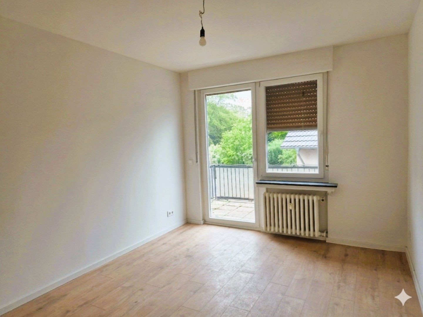 Wohnzimmer mit Balkon
