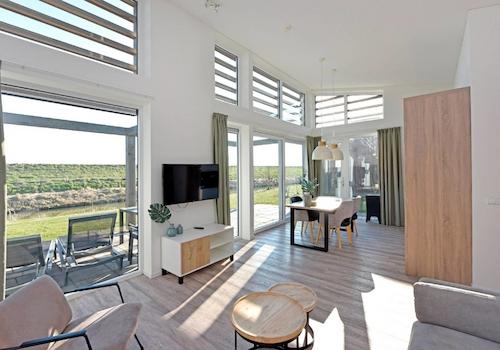 kaufen-freistehendes-ferienhaus-kamperland-wohnzimmer-ausblick-recreatieadviseurs-vakantiehuistekoop-nl.jpg