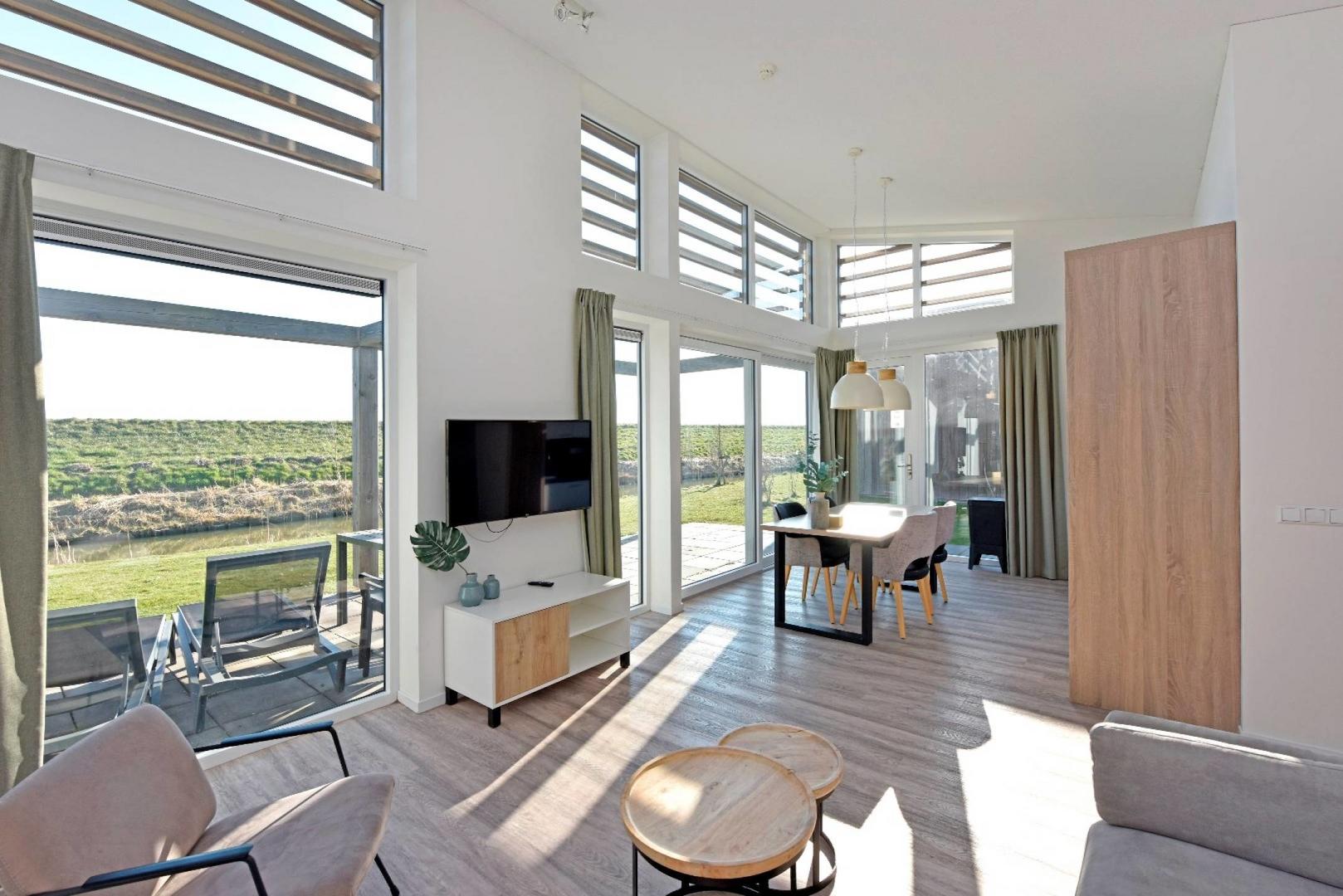 kaufen-freistehendes-ferienhaus-kamperland-wohnzimmer-ausblick-recreatieadviseurs-vakantiehuistekoop-nl.jpg