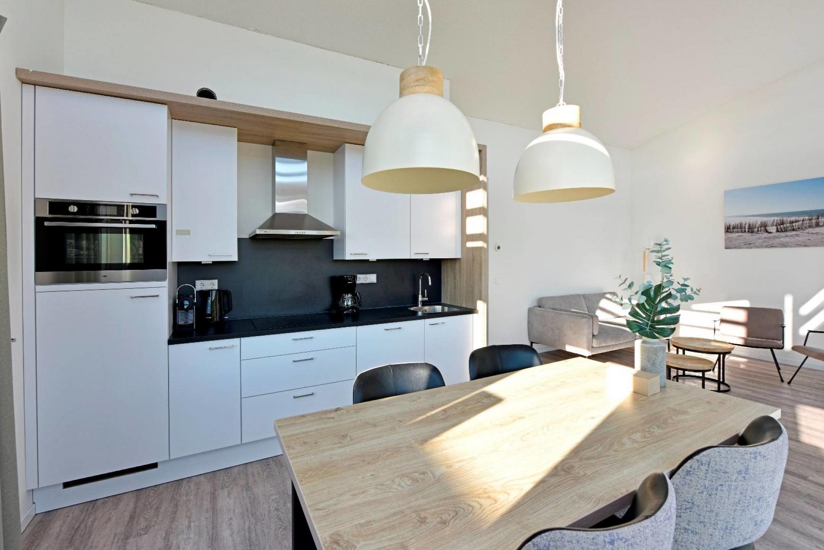 kaufen-freistehendes-ferienhaus-kamperland-moderne-kueche-essbereich-recreatieadviseurs-vakantiehuistekoop-nl.jpg