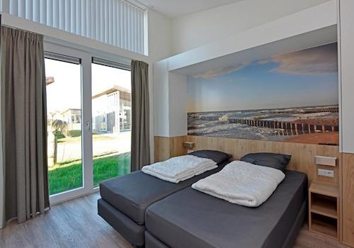 kaufen-freistehendes-ferienhaus-kamperland-schlafzimmer-boxspringbett-recreatieadviseurs-vakantiehuistekoop-nl.jpg