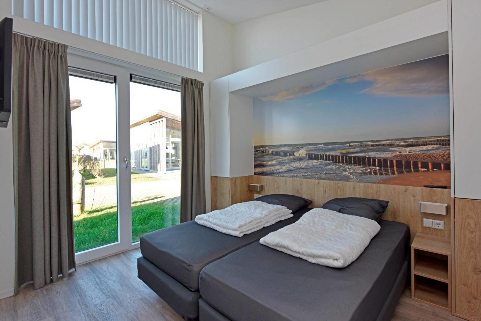 kaufen-freistehendes-ferienhaus-kamperland-schlafzimmer-boxspringbett-recreatieadviseurs-vakantiehuistekoop-nl.jpg