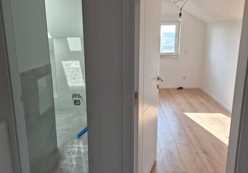 DG Zimmer links + Bad1