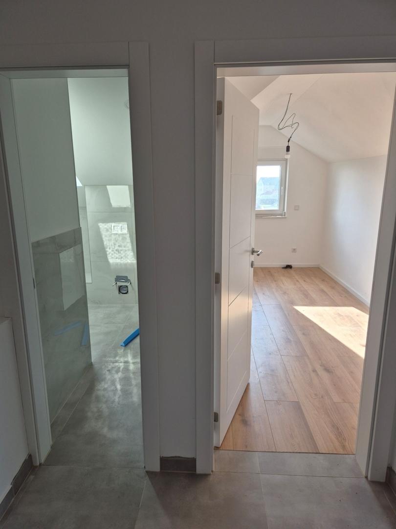 DG Zimmer links + Bad1
