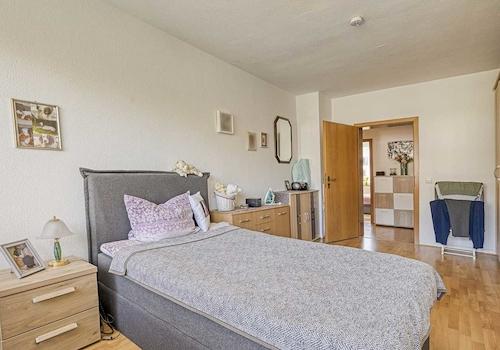 Erstes Schlafzimmer