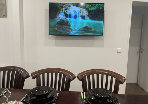 Essbereich mit Smart TV