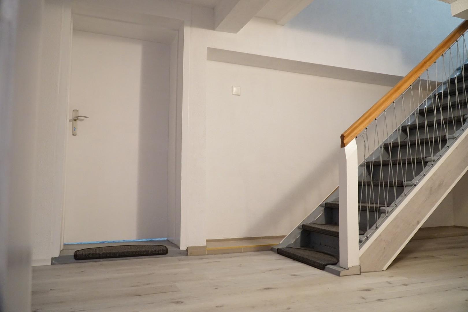 Treppe und Tür richtung Bad