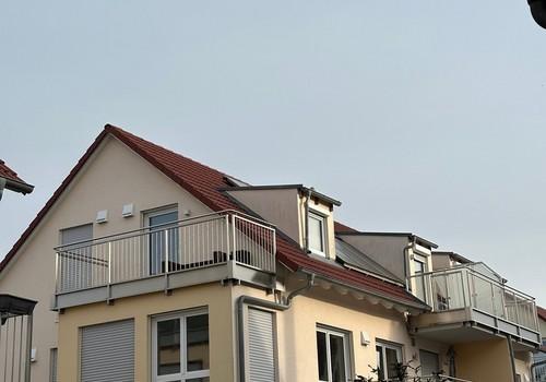Hausansicht, Zwei Balkone
