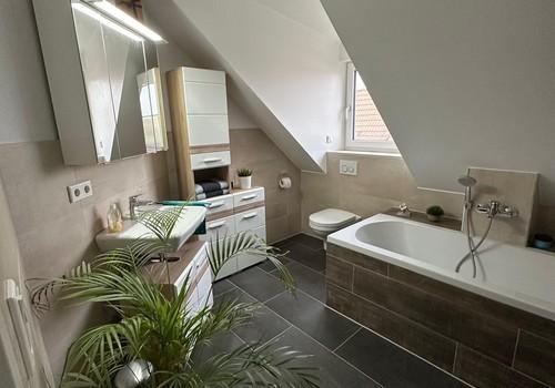 Badezimmer mit Wanne & Dusche