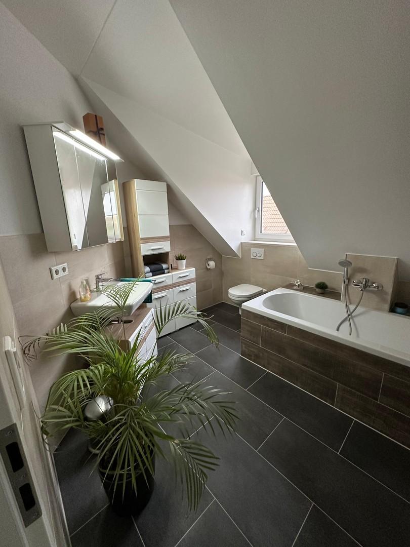 Badezimmer mit Wanne & Dusche