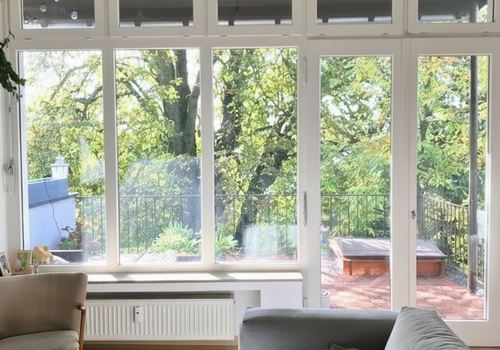 Blick vom Wohnzimmer ins Grüne
