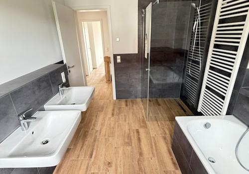 Großes Badezimmer