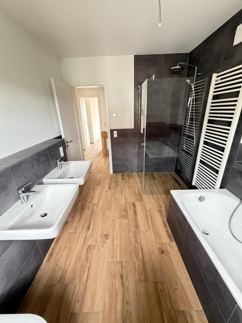 Großes Badezimmer