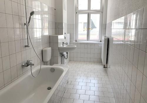 Bad mit Wanne und Fenster