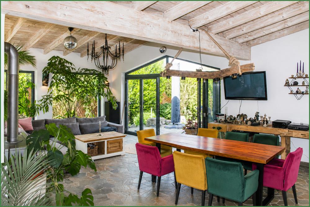 Esszimmer mit Blick auf die Terrasse