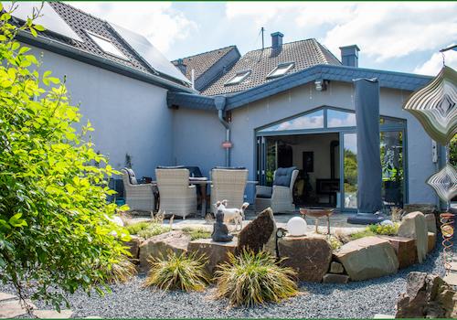 Frisch gepflasterte Terrasse