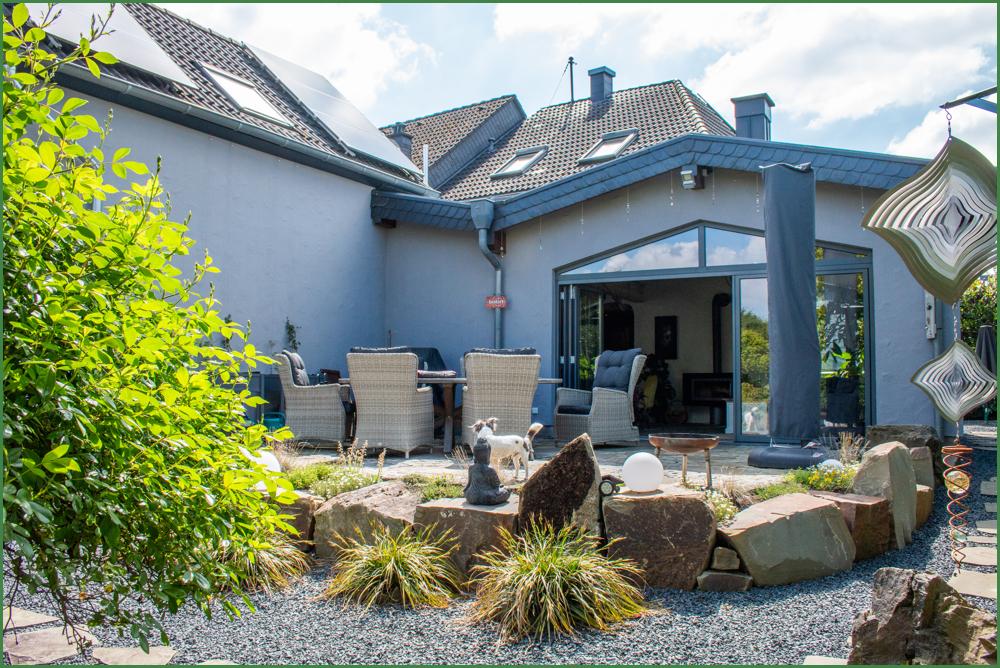 Frisch gepflasterte Terrasse
