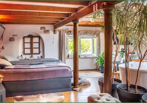 Schlafzimmer mit offenem Bad
