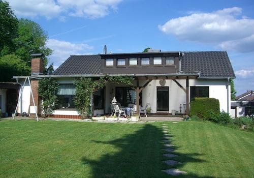 Südwestblick auf das Anwesen