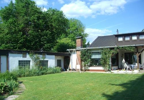 Nordwestseite mit Annexbau