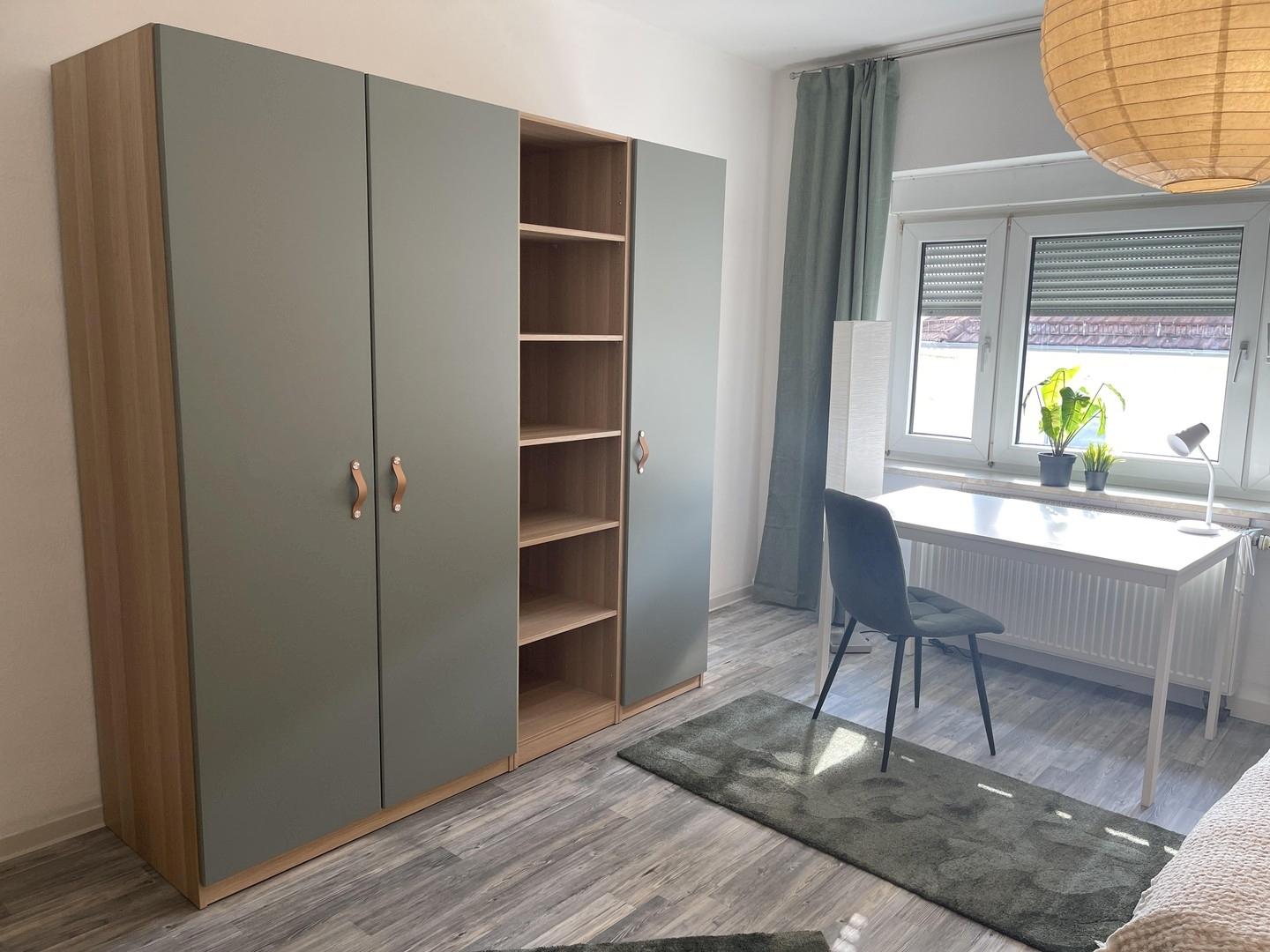 Schrank mit Schriebtisch