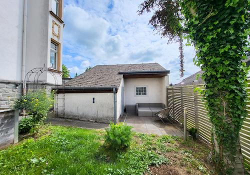 Sitzecke hinter der Garage