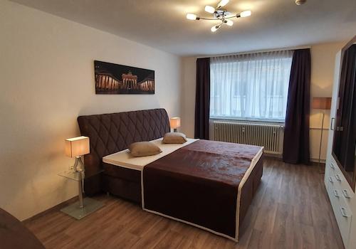 Schlafzimmer mit Doppelbett