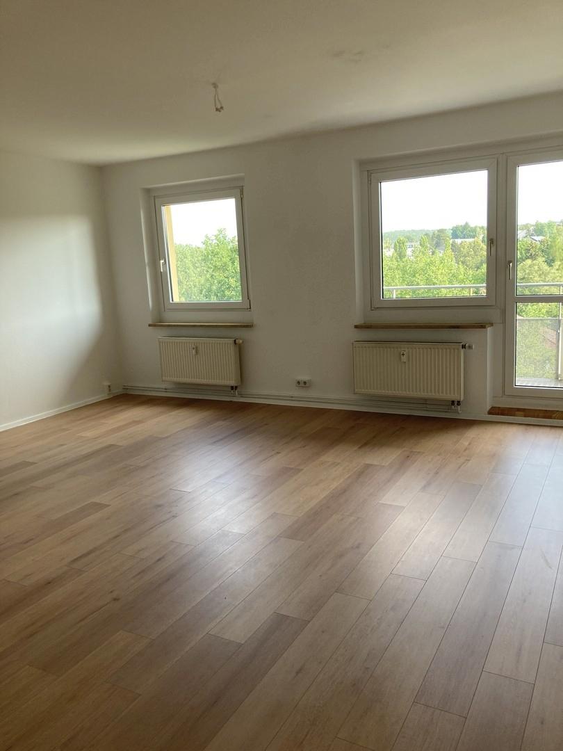 geräumiges Wohnzimmer