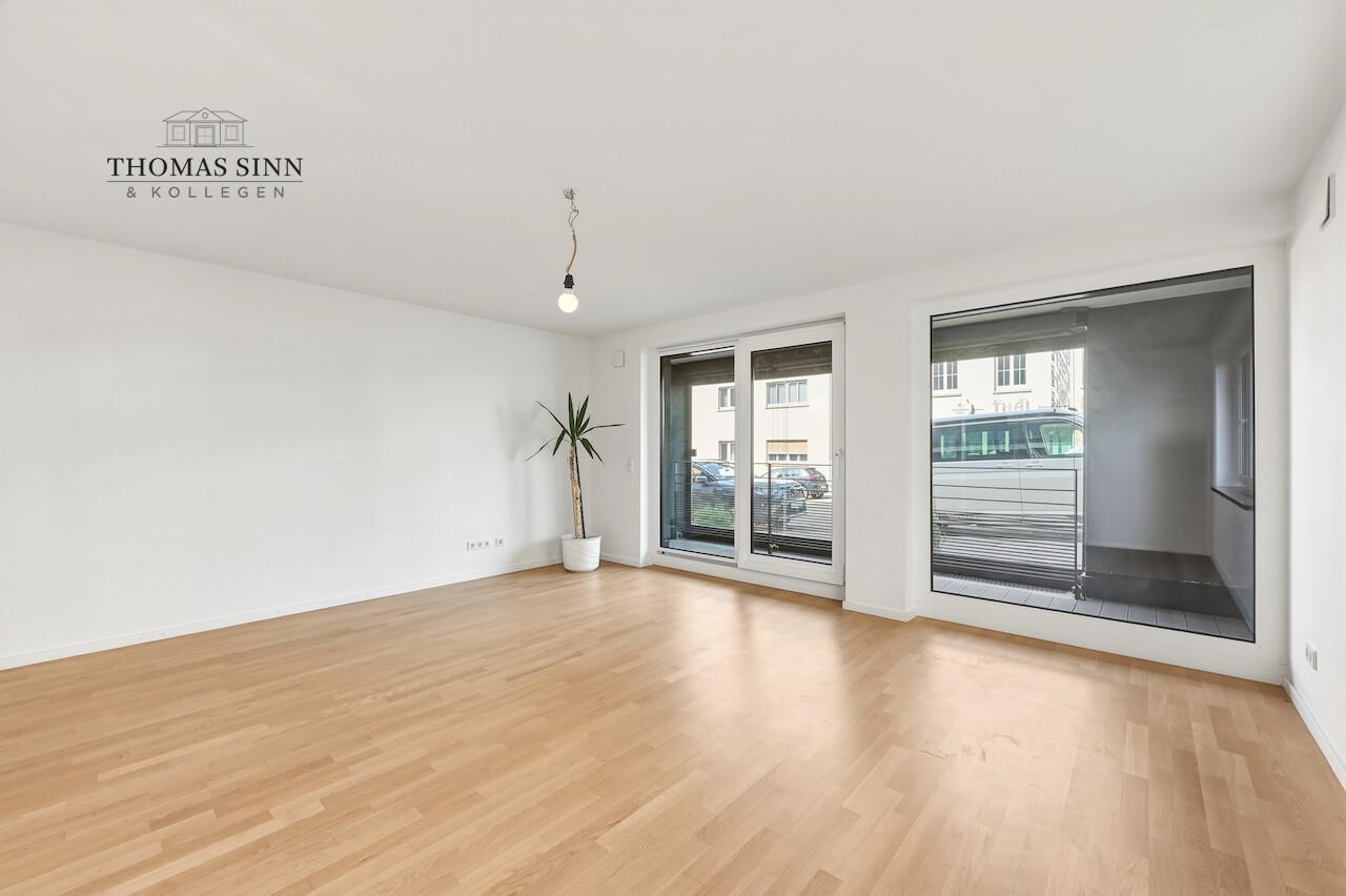 Wohnbereich mit verglastem Balkon