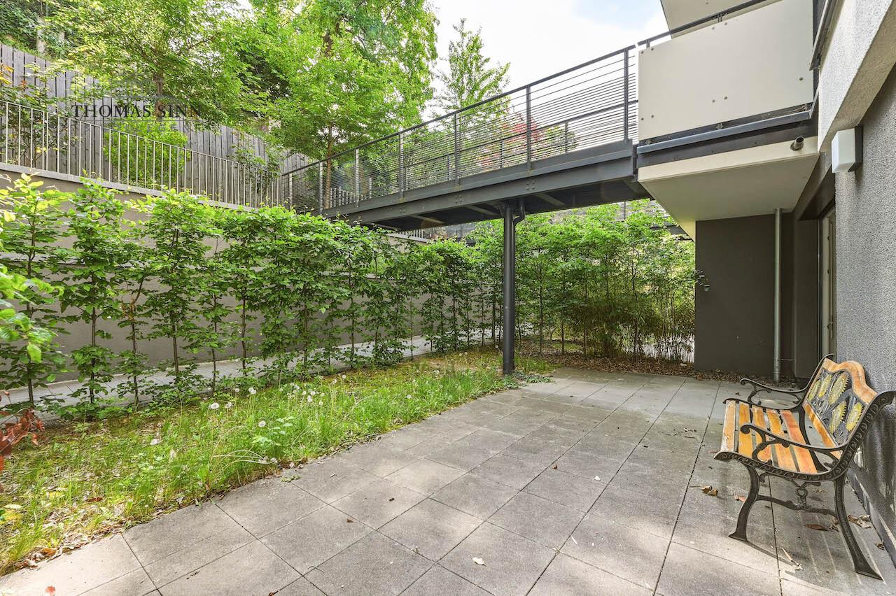 Terrasse in ruhiger Lage hinter dem Gebäude