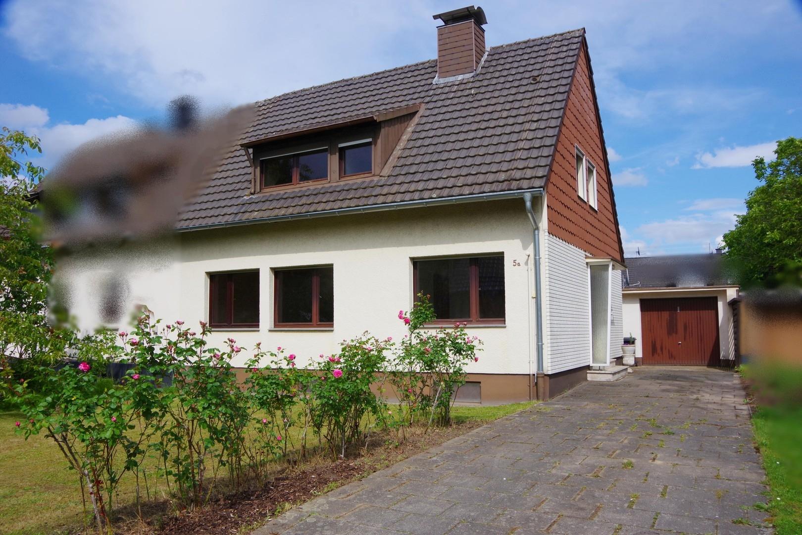 Vorderansicht mit Einfahrt