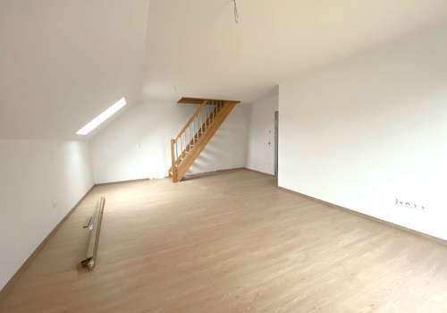 Wohnzimmer mit Treppe ins Obergeschoss