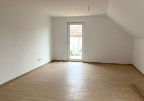 Wohnzimmer mit Balkonzugang