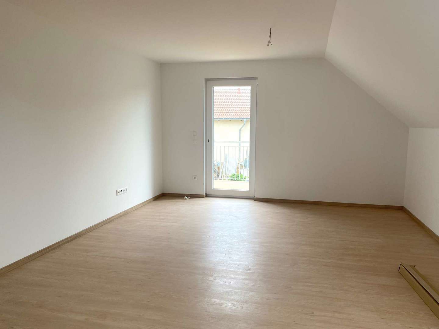 Wohnzimmer mit Balkonzugang