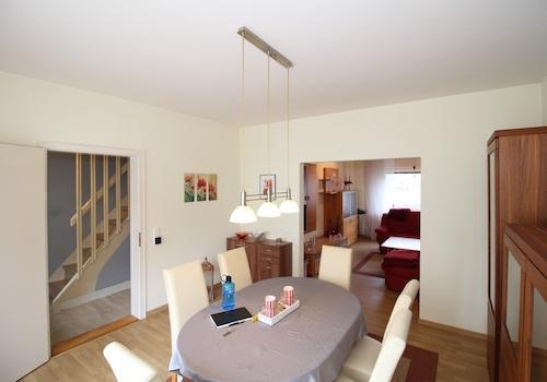 Esszimmer mit Zugang zum Wohnzimmer und Flur