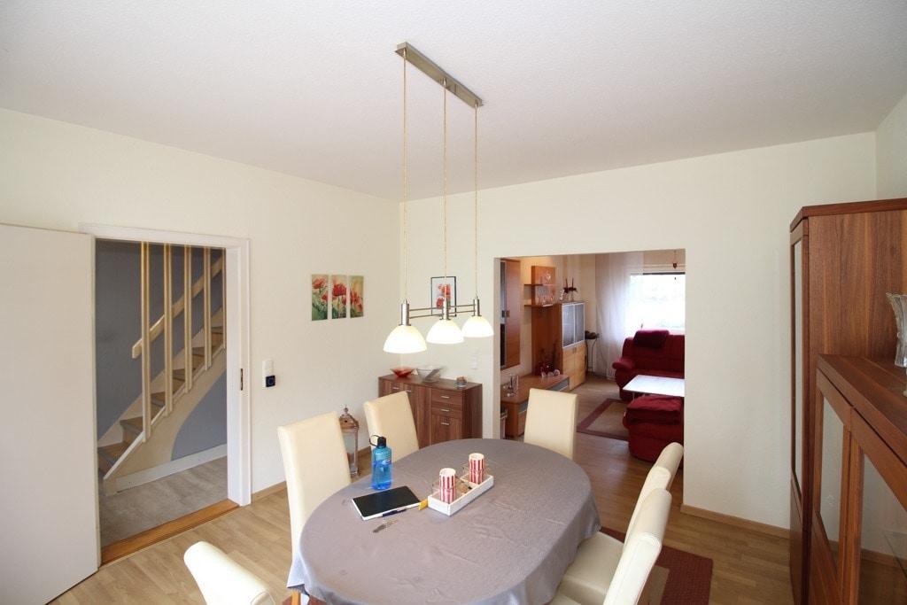 Esszimmer mit Zugang zum Wohnzimmer und Flur