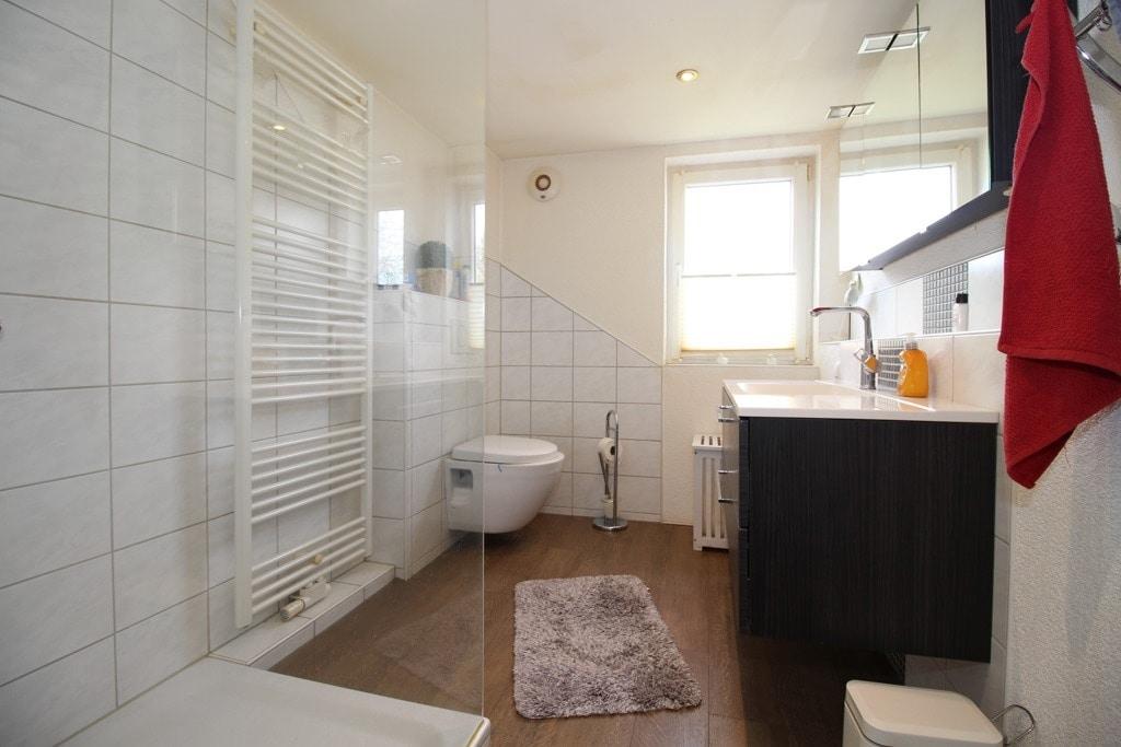 Modernes Badezimmer
