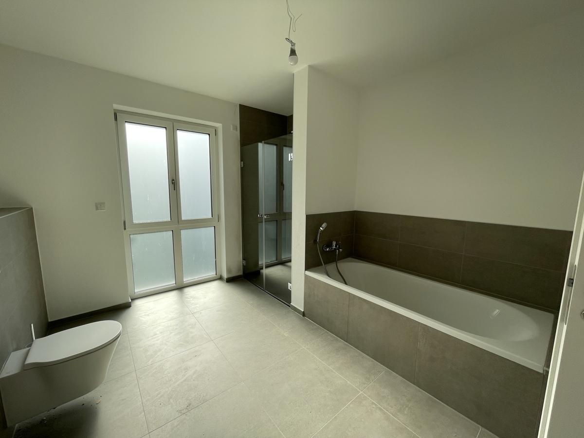 Bad mit Dusche und Badewanne