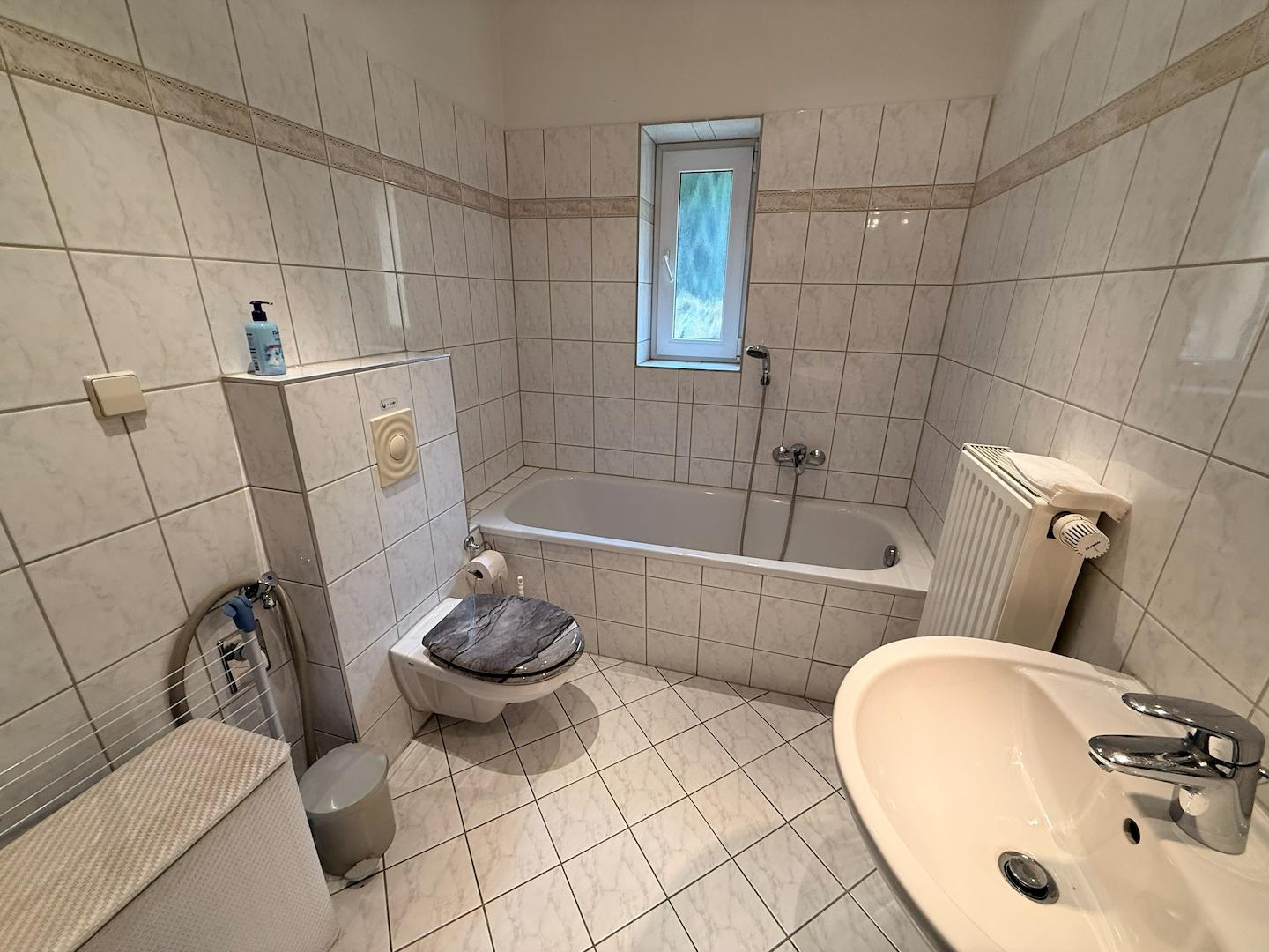 Wannenbad mit Dusche 