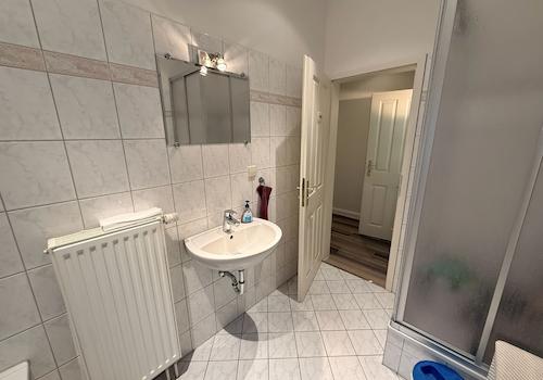 Wannenbad mit Dusche 