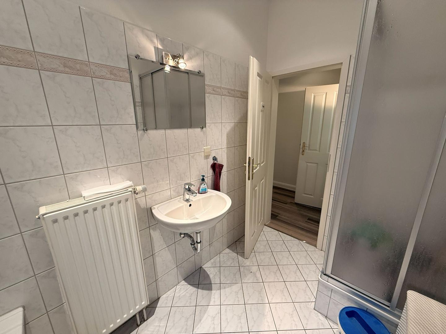 Wannenbad mit Dusche 