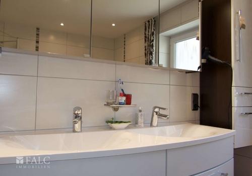 EG: Modernes Badezimmer