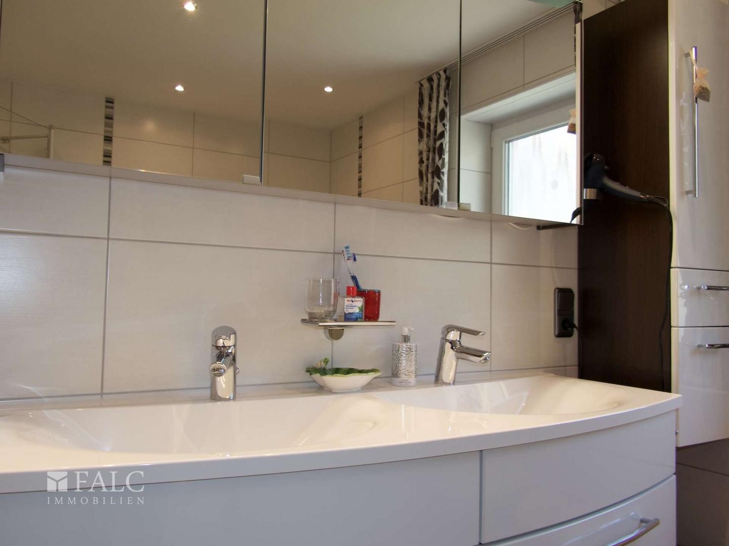 EG: Modernes Badezimmer
