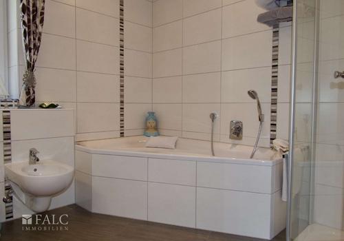 EG: Modernes Badezimmer