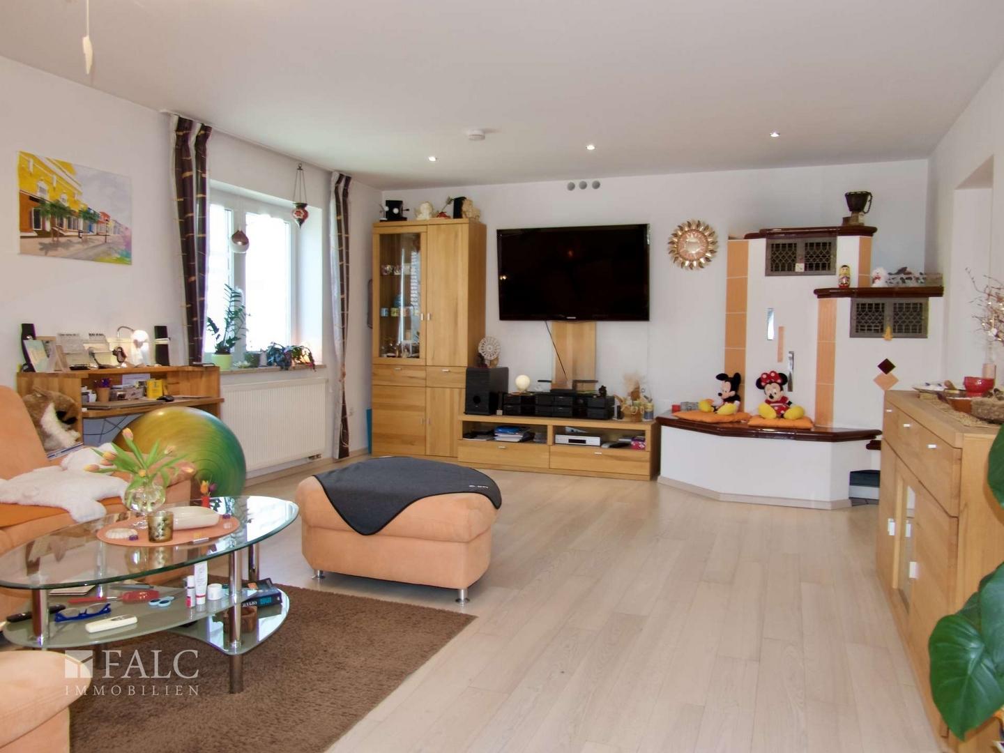 EG: Wohnzimmer, Kachelofen