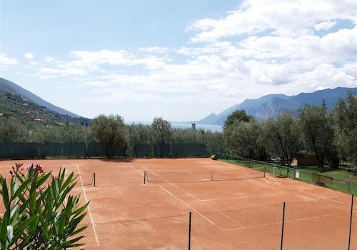 Zwei Tennisplätze