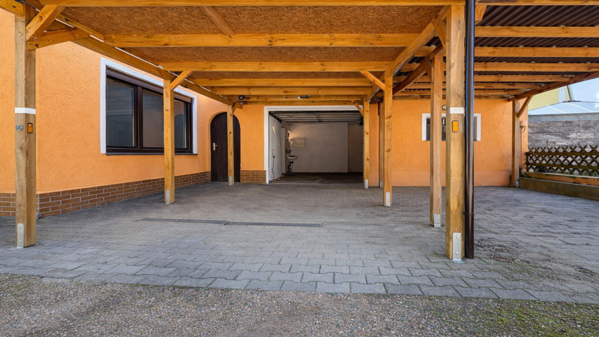 Garage / Carport