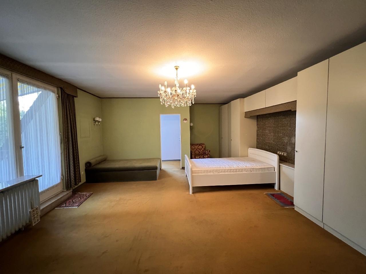 Elternschlafzimmer mit Blick in Ankleide
