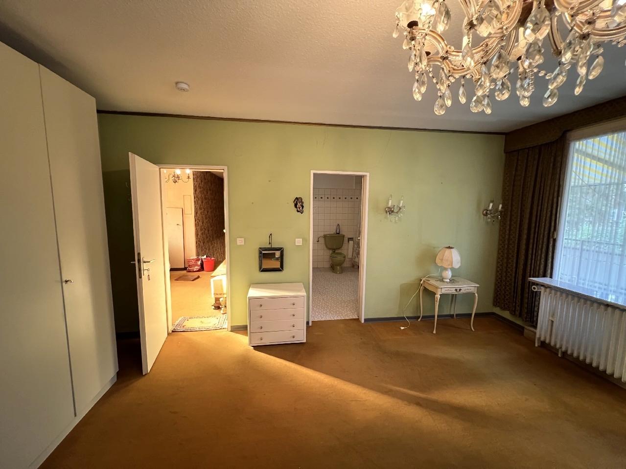 Elternschlafzimmer mit Blick in Diele und Bad