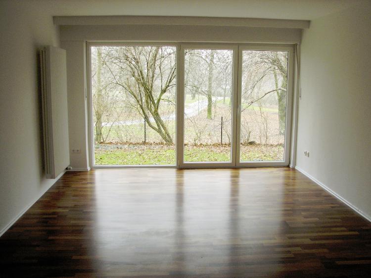 Helles Wohnzimmer mit Terrassentürenfront
